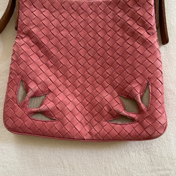 Cross is Bottega Venetta  coral leather bag. - Picture 3 of 4